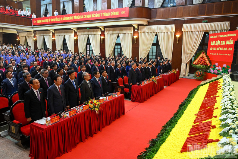 Leaders and former leaders of the Party and State, and delegates perform the flag-saluting ceremony. ndo-br-daihoi-4096.jpg