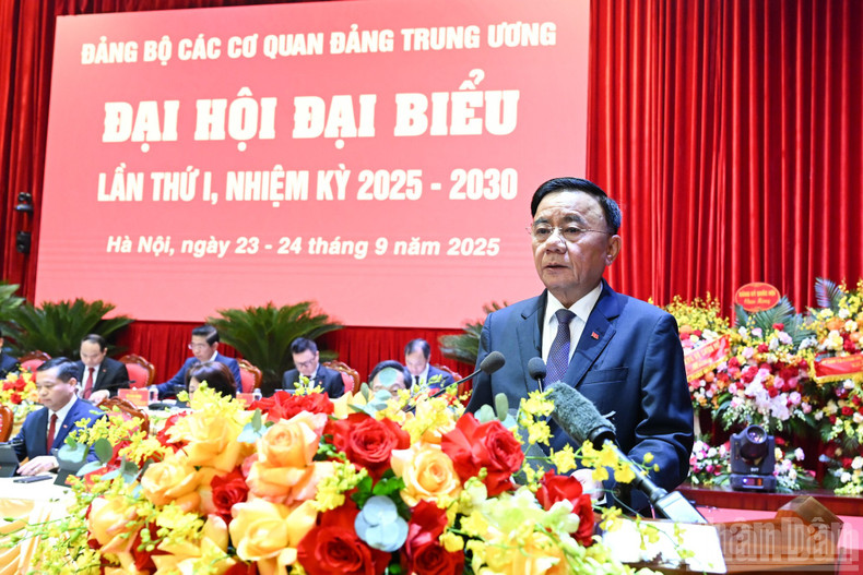 Tran Cam Tu, Politburo member, Permanent Member of the Party Central Committee’s Secretariat and Secretary of the Party Committee of Central Party Agencies delivers the opening speech of the Congress. ndo-br-daihoi-4172.jpg