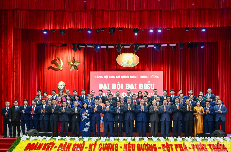 General Secretary To Lam, leaders and former leaders of the Party and State, and the delegation of the Party Committee of the Office of the Party Central Committee. bnd-4360.jpg