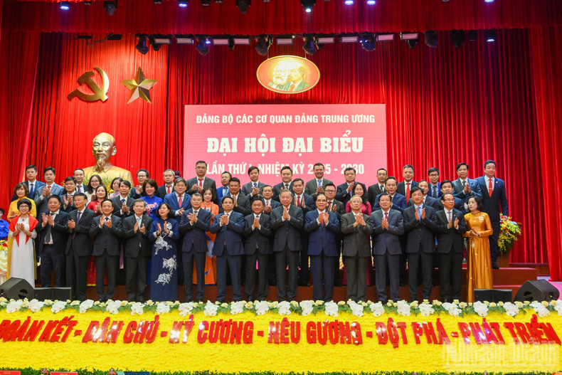 General Secretary To Lam, leaders and former leaders of the Party and State, and the delegation of the Party Committee of Nhan Dan Newspaper. ndo-br-daihoi-3857.jpg