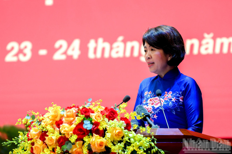 Nguyen Thi Hoang Van, Deputy Secretary of the Party Committee of Central Party Agencies presents a summary of the report draft reviewing the leadership and direction of the Executive Board of the Party Committee of Central Party Agencies. ndo-br-daihoi-3459.jpg