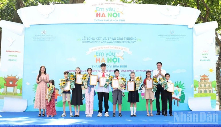 Representatives of the organising committee present awards to the prize-winning contestants. (Photo: NDO) anh1.jpg
