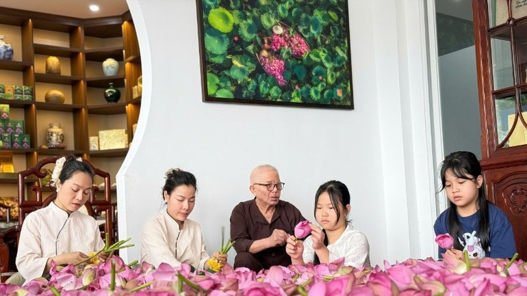 Artisans passing down the traditional lotus-tea infusion techniques. z7163711716182-91866aff4ea802f4fbb67c1ceb00b3aa-7099.jpg