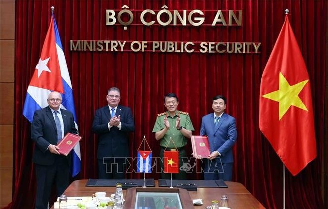 Vietnamese Minister of Public Security General Luong Tam Quang and Cuban Minister of the Interior Major General Lázaro Alberto Álvarez Casas witness the signing of cooperation agreement between Viet Nam's Department of Cybersecurity and High-Tech Crime Prevention and Control and Cuba's General Directorate of Counterintelligence. (Photo: VNA) Vietnamese Minister of Public Security General Luong Tam Quang and Cuban Minister of the Interior Major General Lázaro Alberto Álvarez Casas witness the signing of cooperation agreement between Viet Nam's Department of Cybersecurity and High-Tech Crime Prevention and Control and Cuba's General Directorate of Counterintelligence. (Photo: VNA)