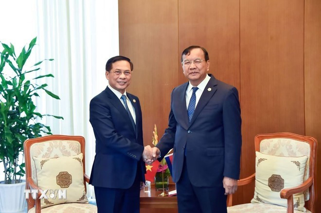 Deputy Prime Minister and Minister of Foreign Affairs Bui Thanh Son (left) holds a meeting with Cambodian Deputy Prime Minister and Minister of Foreign Affairs and International Cooperation Prak Sokhonn. (Photo: VNA) Deputy Prime Minister and Minister of Foreign Affairs Bui Thanh Son (left) holds a meeting with Cambodian Deputy Prime Minister and Minister of Foreign Affairs and International Cooperation Prak Sokhonn. (Photo: VNA)