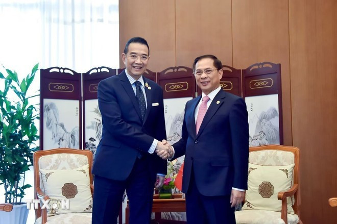 Deputy Prime Minister and Minister of Foreign Affairs Bui Thanh Son (right) meets with Thai Minister of Foreign Affairs Maris Sangiampongsa (Photo: VNA) Deputy Prime Minister and Minister of Foreign Affairs Bui Thanh Son (right) meets with Thai Minister of Foreign Affairs Maris Sangiampongsa (Photo: VNA)