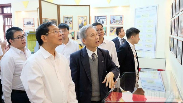 Deputy Prime Minister Bui Thanh Son visited the traditional room of the Nuclear Research Institute. (Photo: NDO)