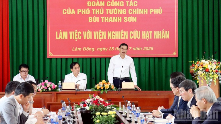 The leader of the Ministry of Science and Technology spoke at the session. (Photo: NDO)