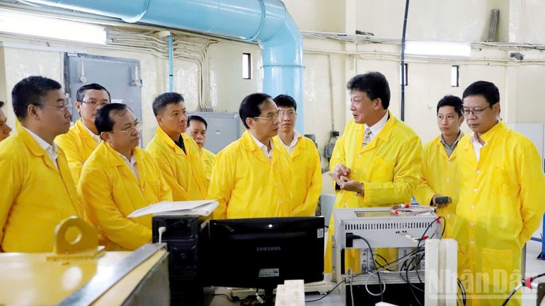 Cao Dong Vu, Director of the Nuclear Research Institute (third from right), introduced the operation of the Da Lat Nuclear Reactor to Deputy Prime Minister Bui Thanh Son and the working delegation. (Photo: NDO)