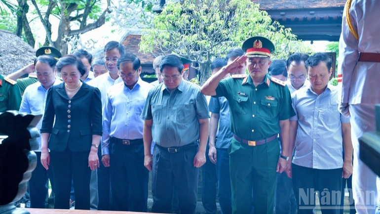 Prime Minister Pham Minh Chinh and the delegation spent a minute of silence to commemorate General Nguyen Chi Thanh. (Photo: NDO) pm2.jpg