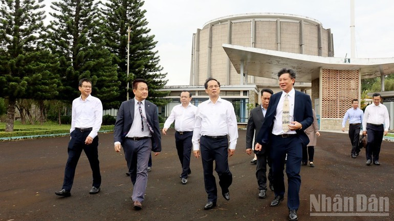Deputy Prime Minister Bui Thanh Son and the working delegation visited the Da Lat Nuclear Reactor. (Photo: NDO)