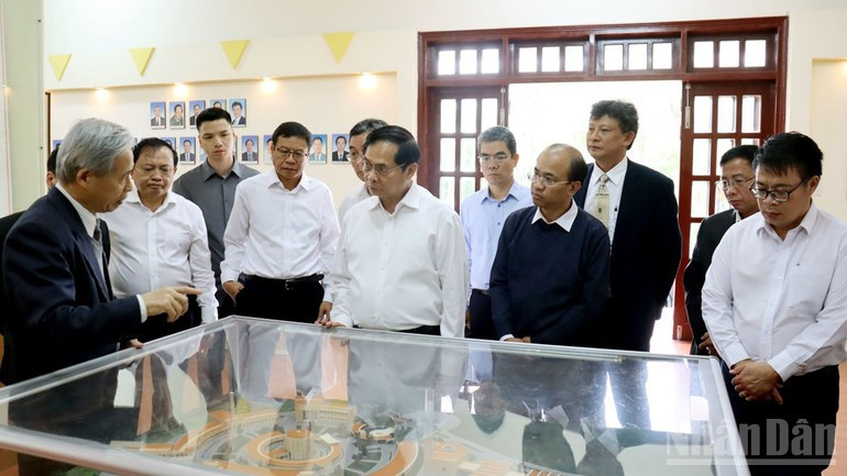 Deputy Prime Minister Bui Thanh Son being briefed on the model of the Da Lat Nuclear Reactor. (Photo: NDO)