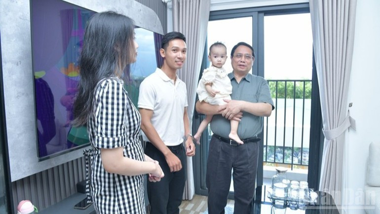 Prime Minister Pham Minh Chinh visited a household in a social housing area in Hue City. (Photo: NDO) pm5.jpg