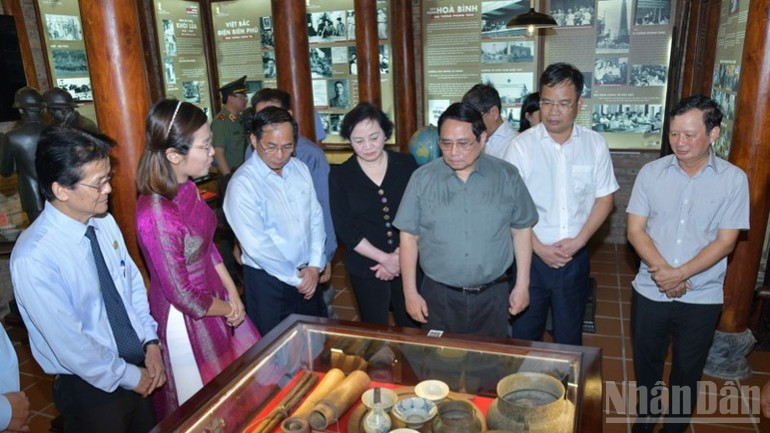 Prime Minister Pham Minh Chinh listened to an introduction to the exhibits at the General Nguyen Chi Thanh Museum. (Photo: NDO) pm3.jpg