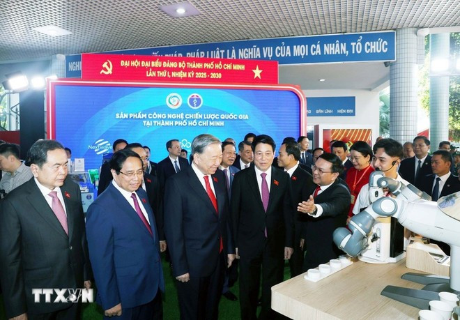 Party General Secretary To Lam, together with incumbent and former Party and State leaders, visits the exhibition held as part of the congress. (Photo: VNA) Party General Secretary To Lam, together with incumbent and former Party and State leaders, visits the exhibition held as part of the congress. (Photo: VNA)