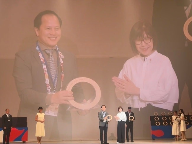 Tran Nhat Hoang, Deputy Commissioner General of Viet Nam at Expo 2025 Osaka, Kansai, receives the silver award in the exhibition design category (Photo: hanoimoi.vn) Tran Nhat Hoang, Deputy Commissioner General of Viet Nam at Expo 2025 Osaka, Kansai, receives the silver award in the exhibition design category (Photo: hanoimoi.vn)
