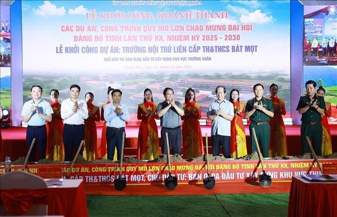 Prime Minister Pham Minh Chinh and officials at the ground-breaking ceremony for the building of the Bat Mot primary and secondary boarding school on October 14. (Photo: VNA) Prime Minister Pham Minh Chinh and officials at the ground-breaking ceremony for the building of the Bat Mot primary and secondary boarding school on October 14. (Photo: VNA)