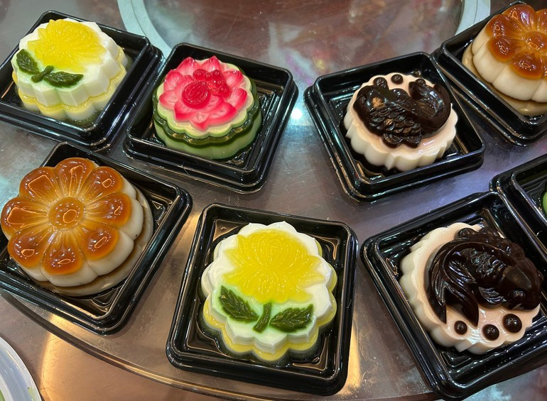 Jelly mooncakes bring a new flavour to Mid-Autumn Festival. (Photo: NDO) z7042800121253-c27bb9ea15824737f22de09fb4d11695.jpg