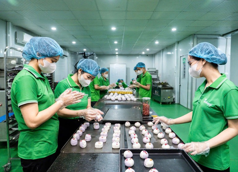 Production line for “healthy” mooncakes. (Photo: NDO) z7028485982398-6242dd6db67a5f85ff4a3828701a74af.jpg