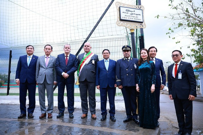Prime Minister Pham Minh Chinh (fifth, left) visits Ho Chi Minh Boulevard in Algiers (Photo: VNA)