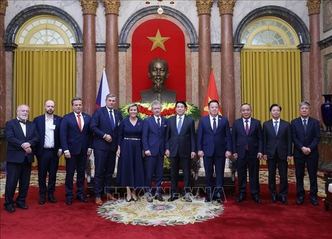Vietnamese State President Luong Cuong, Czech Republic&apos;s Senate President Milos Vystrcil, and officials of the two countries in a photo taken in Ha Noi on November 20 (Photo: VNA)