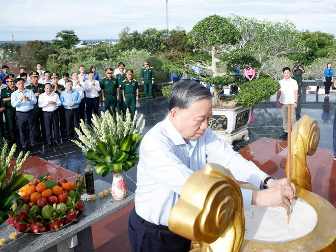 Party General Secretary To Lam offers incense at the Phu Quoc Martyrs’ Cemetery (Photo: VNA)