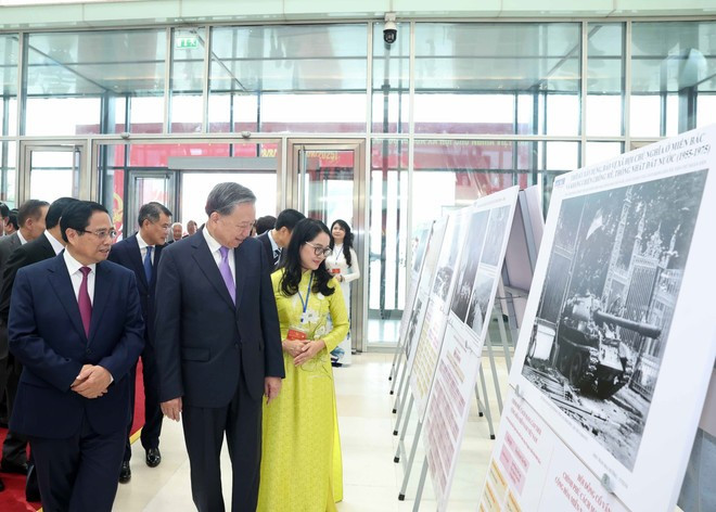 Party General Secretary To Lam, Prime Minister Pham Minh Chinh, and other delegates visit a photo exhibition organised by the Viet Nam News Agency. (Photo: VNA)