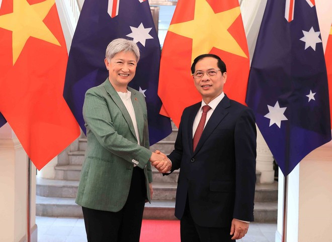 Vietnamese Deputy Prime Minister and Minister of Foreign Affairs Bui Thanh Son (R) and Australian Minister for Foreign Affairs Penny Wong (Photo: VNA) Vietnamese Deputy Prime Minister and Minister of Foreign Affairs Bui Thanh Son (R) and Australian Minister for Foreign Affairs Penny Wong (Photo: VNA)