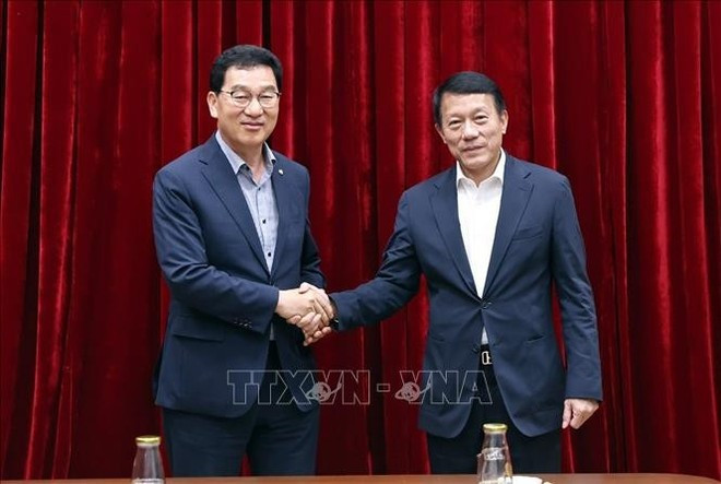 Minister of Public Security General Luong Tam Quang (R) and Shin Jung Hoon, Chairman of the Public Administration and Security Committee of the National Assembly of the Republic of Korea. (Photo: VNA) Minister of Public Security General Luong Tam Quang (R) and Shin Jung Hoon, Chairman of the Public Administration and Security Committee of the National Assembly of the Republic of Korea. (Photo: VNA)