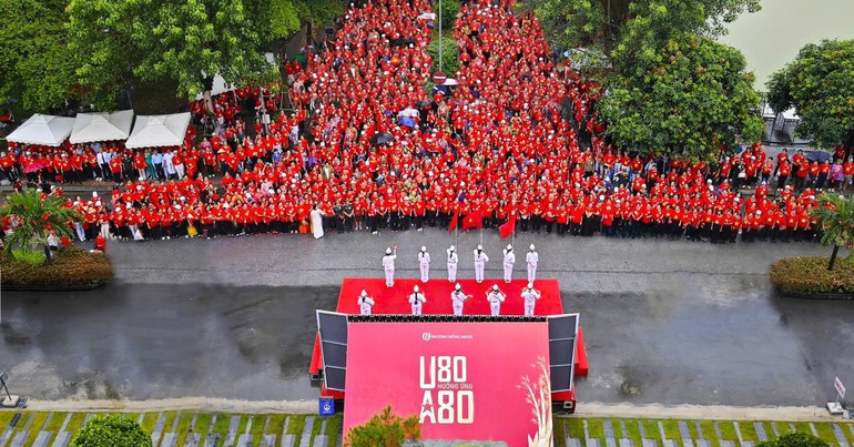 More than 1,300 elderly people joined together to sing the National Anthem in a solemn atmosphere (Photo: NDO) a80-3.jpg