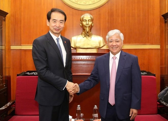 Politburo member, Secretary of the Party Central Committee, and President of the Viet Nam Fatherland Front (VFF) Central Committee Do Van Chien (R) and Chinese Ambassador to Viet Nam He Wei (Photo: laodong.vn)