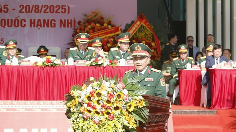 Senior Lieutenant General Nguyen Van Hien, Deputy Minister of National Defence, speaking at the ceremony (Photo: NDO) huan-chuong-3.jpg
