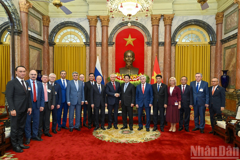 State President Luong Cuong, Chairman of the State Duma Vyacheslav Volodin and delegates at the meeting. chi-4400.jpg