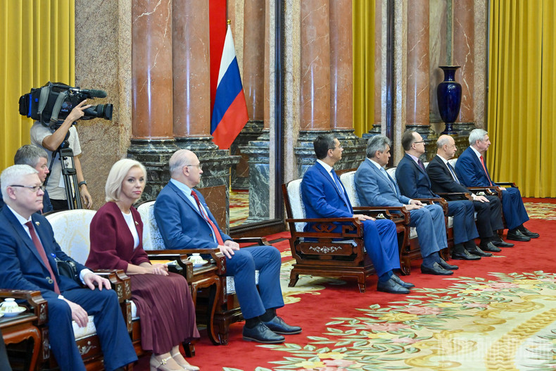 Delegates accompanying Chairman of the State Duma Vyacheslav Volodin at the meeting. ndo-br-7.jpg
