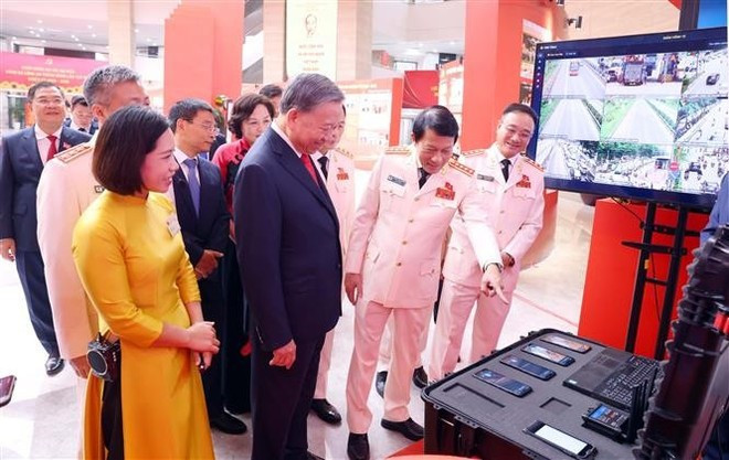 Party General Secretary To Lam and delegates visit an exhibition showcasing products serving the operational and combat duties of the People’s Public Security force. (Photo: VNA) Party General Secretary To Lam and delegates visit an exhibition showcasing products serving the operational and combat duties of the People’s Public Security force. (Photo: VNA)