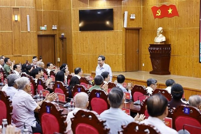 National Assembly Chairman Tran Thanh Man holds a meeting with former leaders of central agencies, Military Region 9 and Can Tho as part of his trip to the Mekong Delta city on February 1. (Photo: VNA)