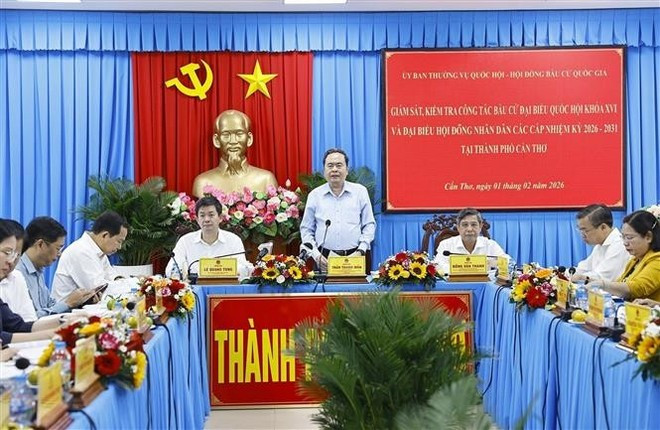 National Assembly Chairman Tran Thanh Man (centre) hold a working session with the Can Tho city's Election Committee. (Photo:VNA)
