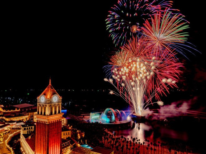 The spectacular fireworks finale from the Kiss of the Sea show lights up the sky of the Pearl Island (Photo: Sun Group)