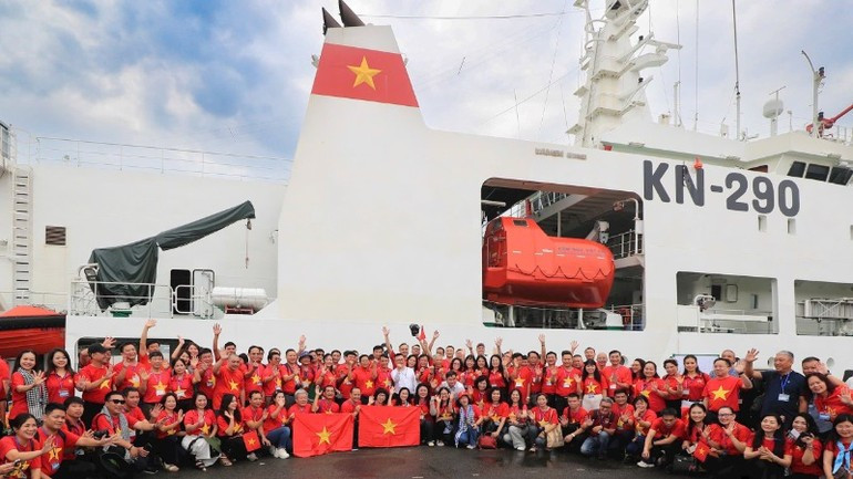 The delegation of the Viet Nam Journalists Association includes 100 leaders, reporters, and editors of press agencies across the country. (Photo: NDO) bien-dao-2.jpg