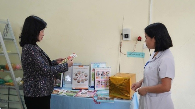 Member of the Party Central Committee and Minister of Health Dao Hong Lan (L) inspects health communication and education work at Sam Mun Commune Health Station in Dien Bien province. (Photo: Suc khoe &amp; Doi song Newspaper)