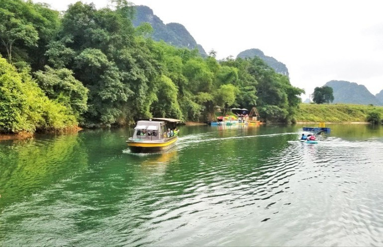 Exploring the Son River and discovering traditional crafts and cultural features along the rivers. (Photo: nhandan.vn) 8-01-3-4135.jpg