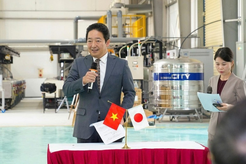 Deputy Ambassador of Japan to Viet Nam Ishikawa Isamu spoke at the visit and survey programme at the Viet Nam - Japan Technopark Industrial Complex and HANSSIP. b9910f8d4ba5c6fb9fb4.jpg