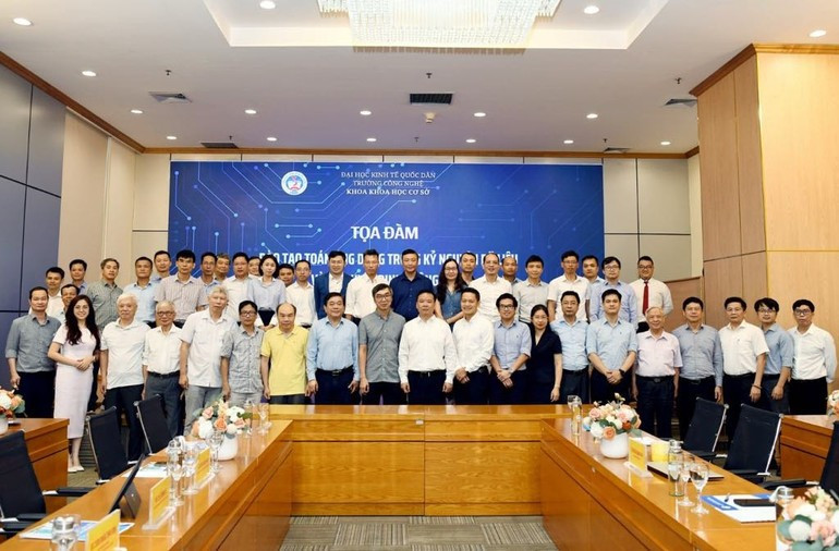 The seminar “Training applied mathematics in the era of data and intelligent decision-making” attracted many prestigious experts in the field of applied mathematics. (Photo: NDO) toan-ung-dung.jpg