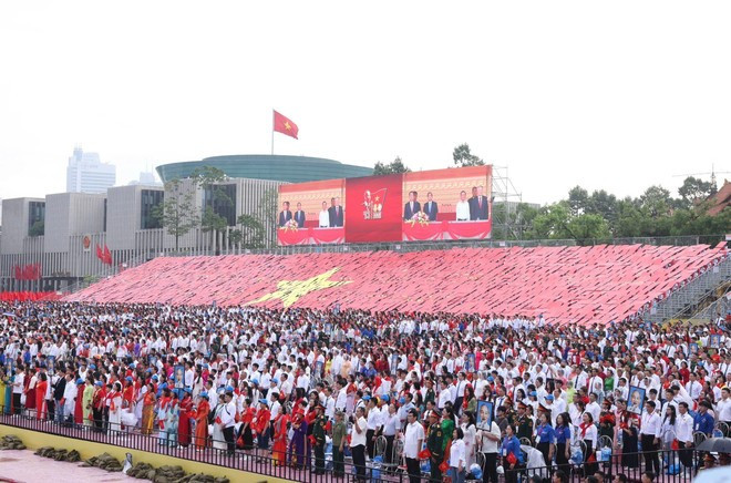 Participants in the rehearsal stand in salute at the flag-raising ceremony. (Photo: VNA) Participants in the rehearsal stand in salute at the flag-raising ceremony. (Photo: VNA)