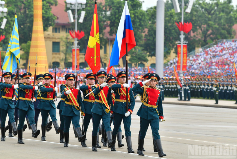 A delegation of more than 30 servicemen from the Armed Forces of the Russian Federation taking part in the parade. dieu-binh-4.jpg