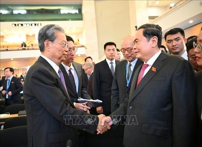 National Assembly Chairman Tran Thanh Man (R) shakes hands with Zhao Leji, Chairman of the Standing Committee of the National People’s Congress of China, during their meeting on the sidelines of the 6th World Conference of Speakers of Parliament in Geneva, Switzerland. (Photo: VNA) National Assembly Chairman Tran Thanh Man (R) shakes hands with Zhao Leji, Chairman of the Standing Committee of the National People’s Congress of China, during their meeting on the sidelines of the 6th World Conference of Speakers of Parliament in Geneva, Switzerland. (Photo: VNA)