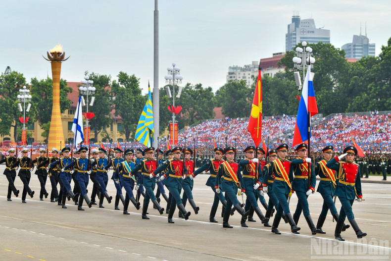 The national flag block is escorted by the honour guard representing three branches of the Russian Armed Forces: the Ground Forces, the Aerospace Forces and the Navy. dieu-binh-5.jpg