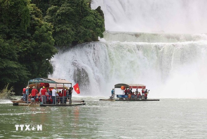 At the Bac Gioc (Vietnam) – Detian (China) Waterfalls site (Photo: VNA) At the Bac Gioc (Vietnam) – Detian (China) Waterfalls site (Photo: VNA)