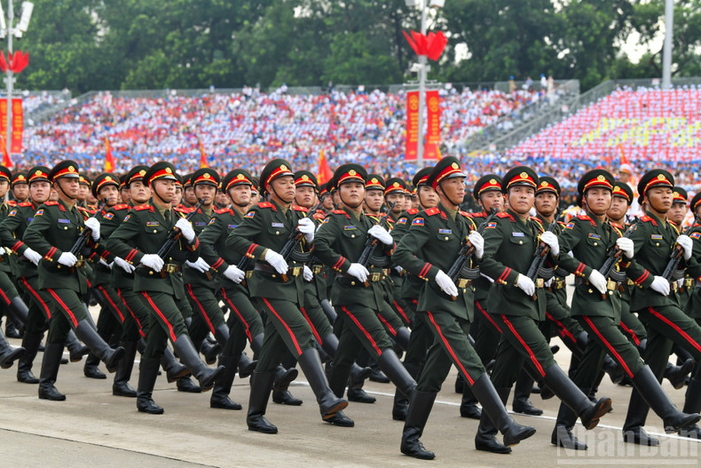 The Lao People’s Army delegation parading at Ba Dinh Square. dieu-binh-8.jpg