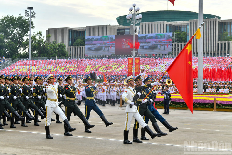 The 120–member Chinese People’s Liberation Army delegation arrived in Ha Noi at noon on August 29 to attend the A80 grand celebration at the invitation of the Ministry of National Defence of Viet Nam. dieu-binh-2.jpg